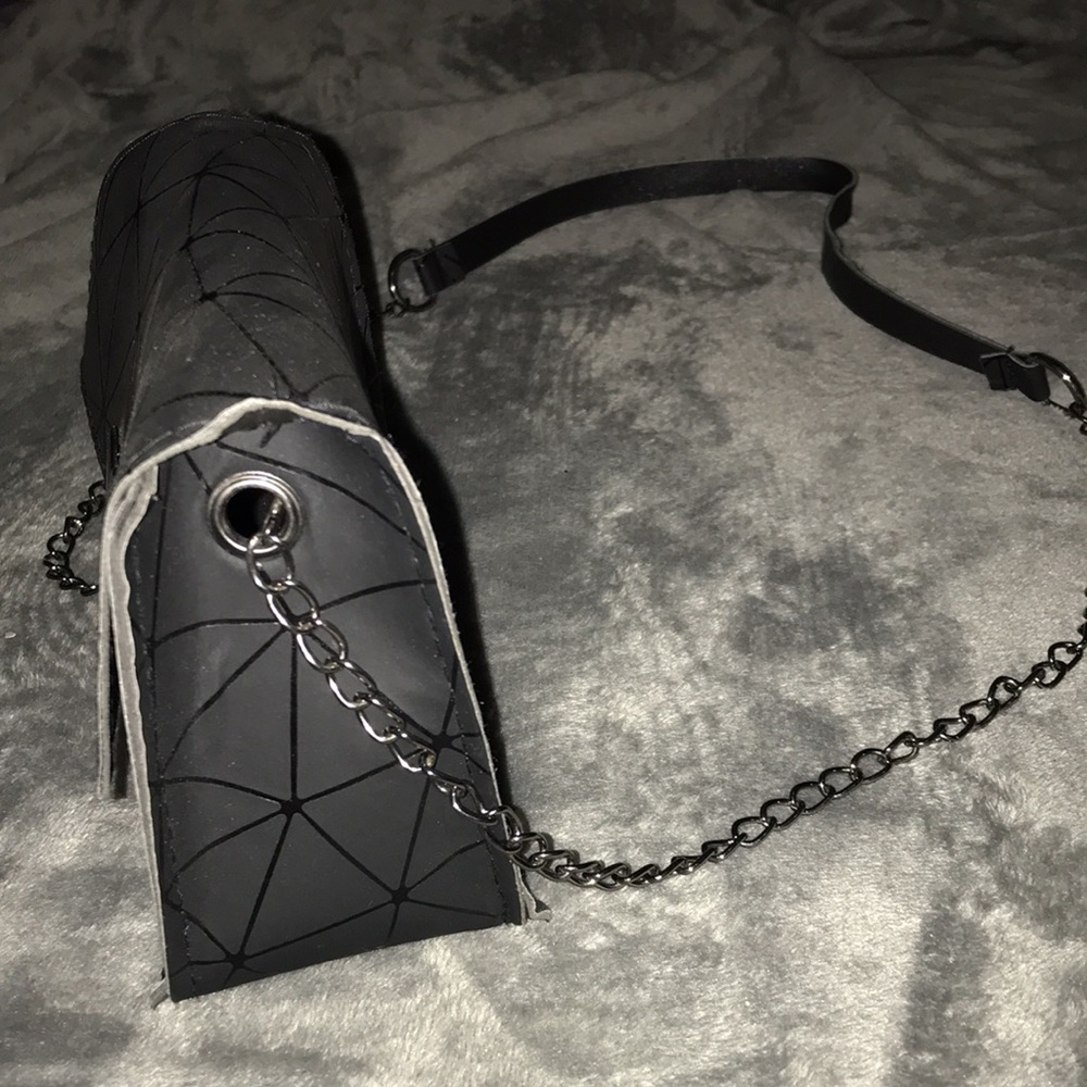 Black Heart Crossbody Purse - Picture 4 of 5